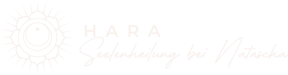Weißes Hara-Logo mit stilisiertem Sonnenmotiv und Schriftzug.